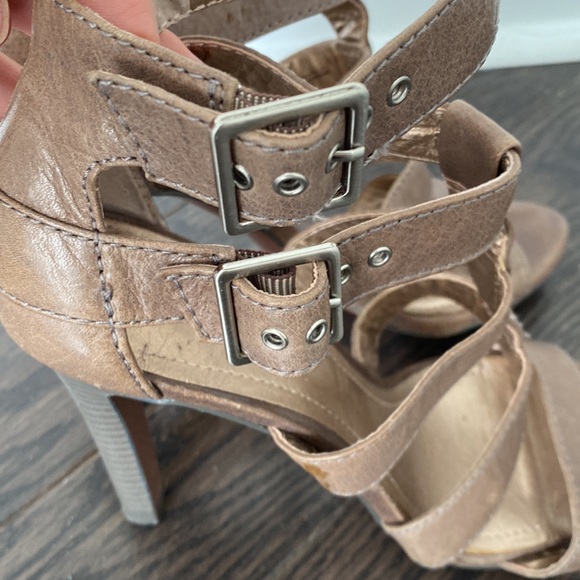 BCBG Generation Caged charcoal/tan sandals - Picture 5 of 7